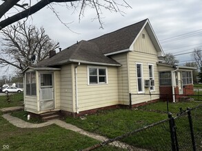 499 E Main St in Greenwood, IN - Foto de edificio - Building Photo