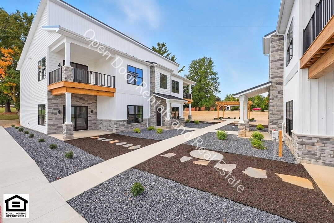 1030 S Wayne St in Angola, IN - Foto de edificio