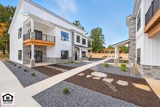 1030 S Wayne St in Angola, IN - Foto de edificio - Building Photo
