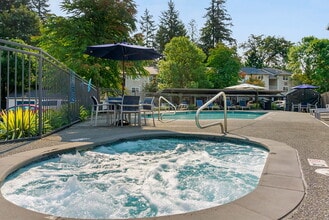 Fairwood Pond in Renton, WA - Foto de edificio - Building Photo