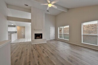 2011 Creek Valley Ln in Sugar Land, TX - Building Photo - Building Photo