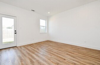 4870 Brinkman St in Houston, TX - Building Photo - Building Photo