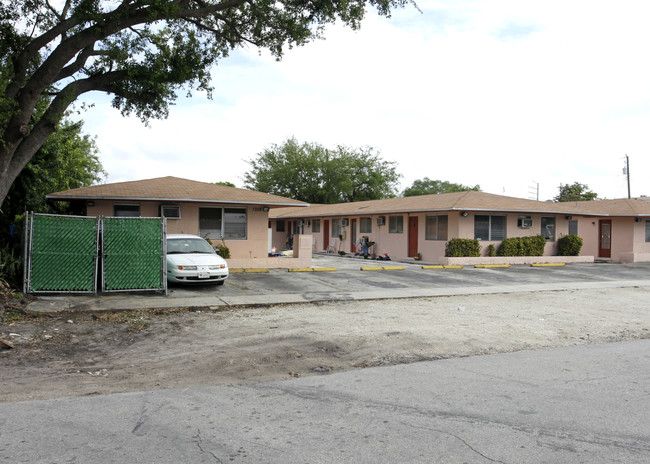 1315 NE 127th St in Miami, FL - Foto de edificio - Building Photo