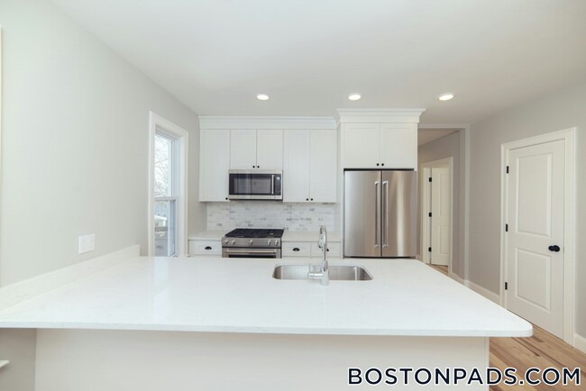 10 Duffley Ct, Unit 3 in Brookline, MA - Building Photo - Building Photo