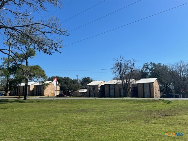 903 S Magnolia Ave in Luling, TX - Building Photo - Building Photo