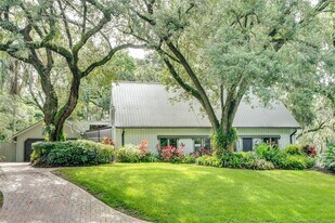 8303 N River Oaks Ct in Tampa, FL - Building Photo