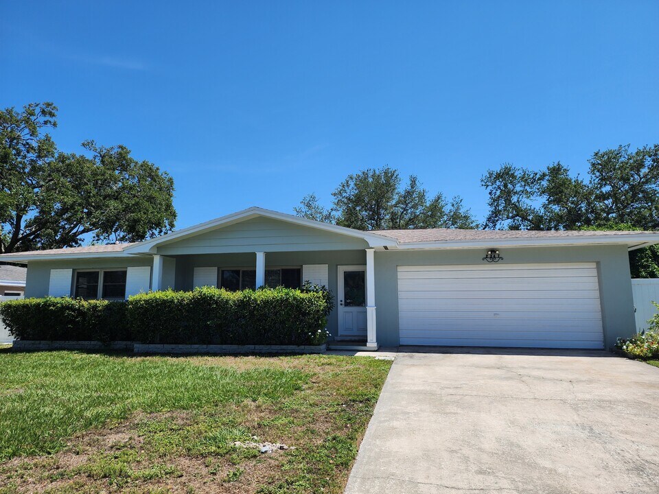 2347 Eastwood Dr in Clearwater, FL - Foto de edificio