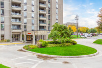 Island Park Towers III in Ottawa, ON - Building Photo - Building Photo