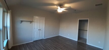 5022 Brewcastle Ln in Park Row, TX - Foto de edificio - Building Photo