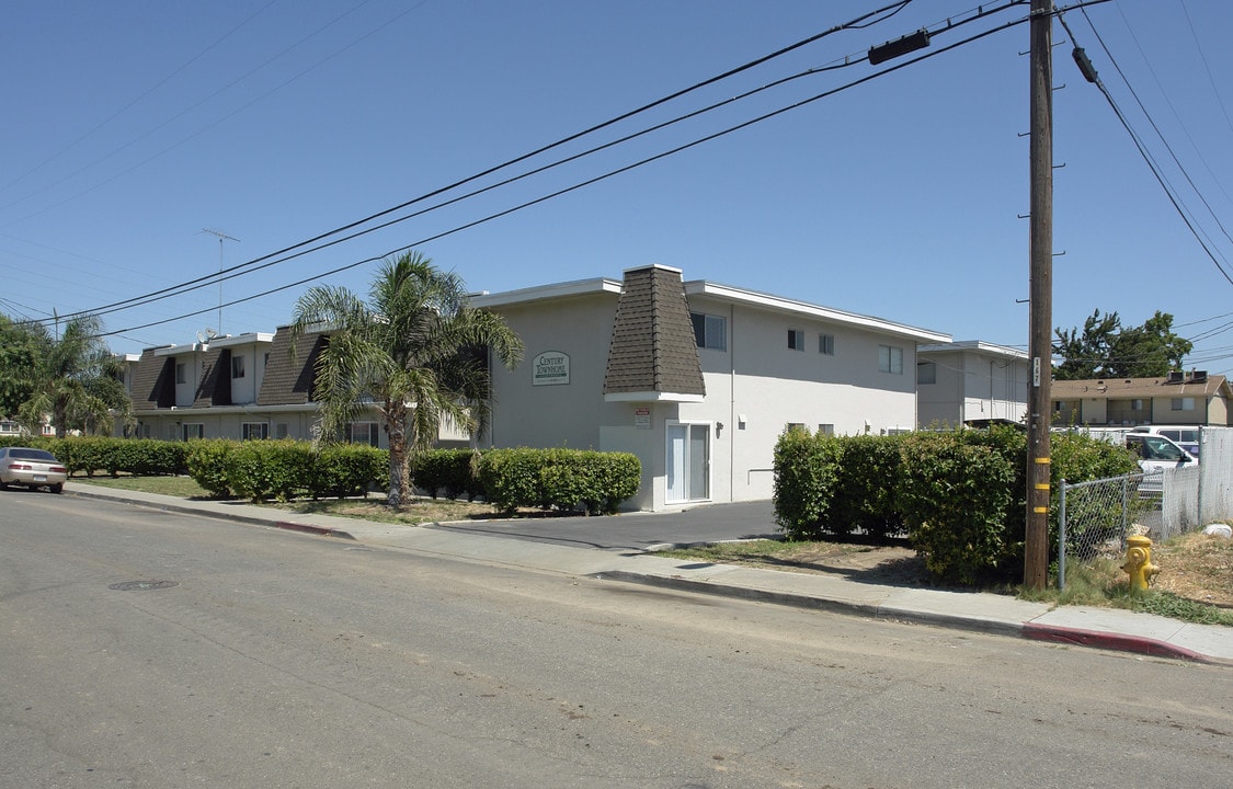 Century Townhomes in Manteca, CA - Building Photo