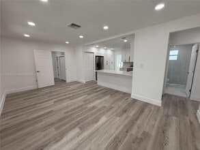 6391 SW 39th St in Miami, FL - Building Photo - Building Photo