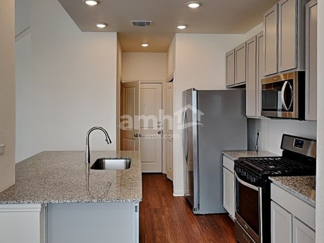 2734 Wolfcreek in Canyon Lake, TX - Foto de edificio - Building Photo