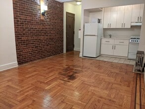 43-33 46th St, Unit A8 in Queens, NY - Foto de edificio - Building Photo