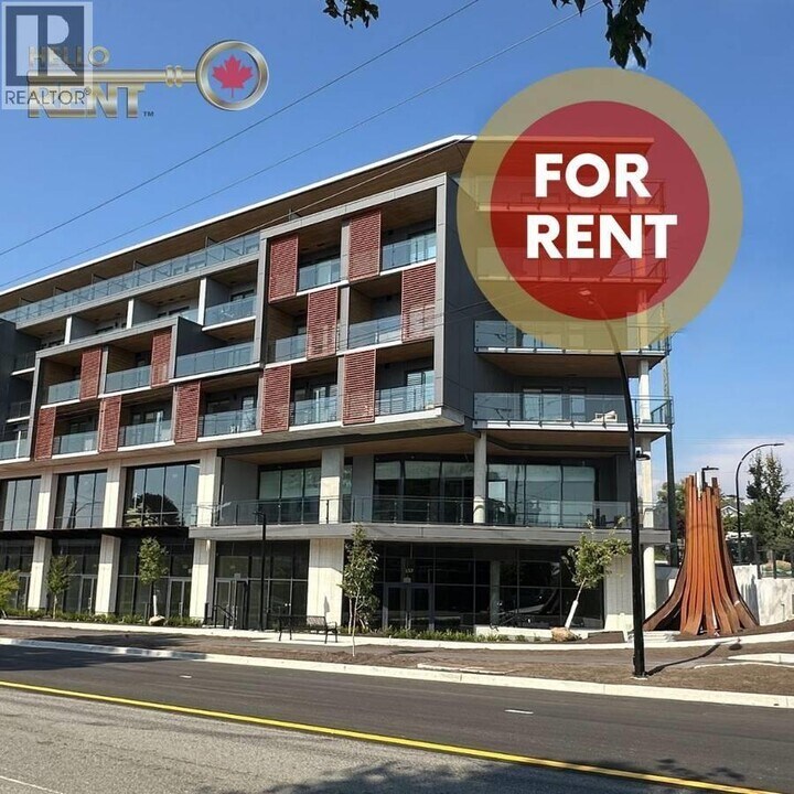 422 E 3rd St in North Vancouver, BC - Building Photo