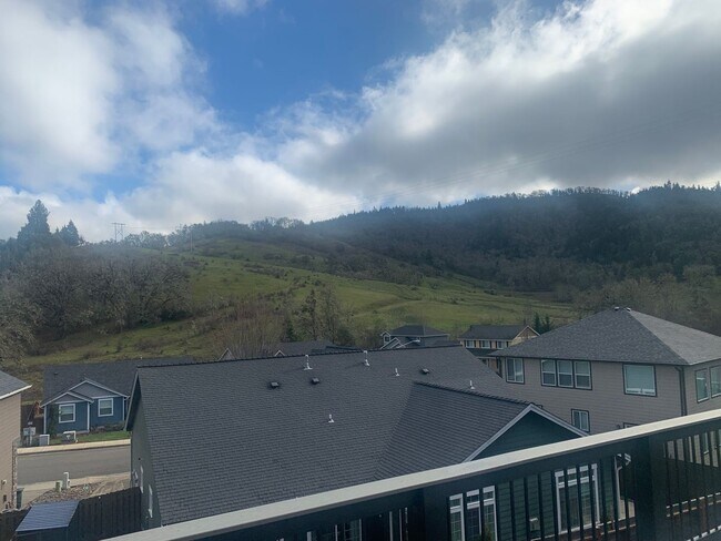 985 SE Golden Eagle Ave in Roseburg, OR - Building Photo - Building Photo
