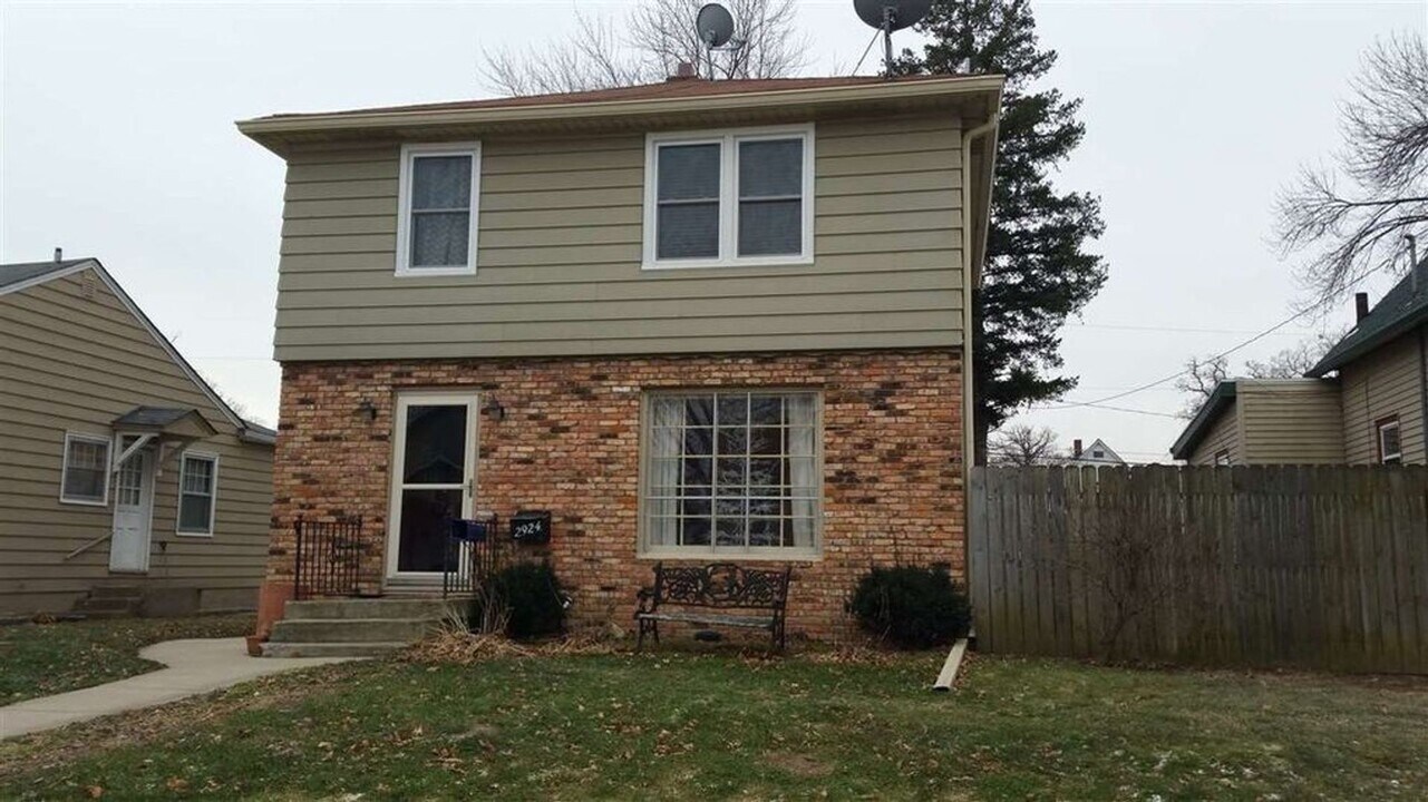 2924 11th Ave in Moline, IL - Building Photo