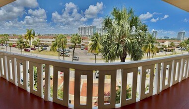 2930 Point E Dr in Aventura, FL - Building Photo - Building Photo