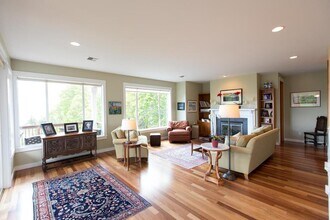 737 Cherryview Ln in White Salmon, WA - Building Photo - Building Photo