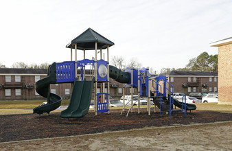 Scotland Square Apartments in Baton Rouge, LA - Building Photo - Building Photo