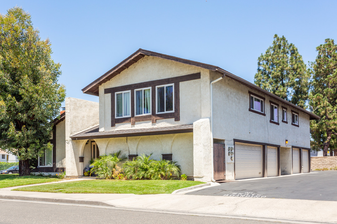 300 Wilma Cir in Placentia, CA - Foto de edificio