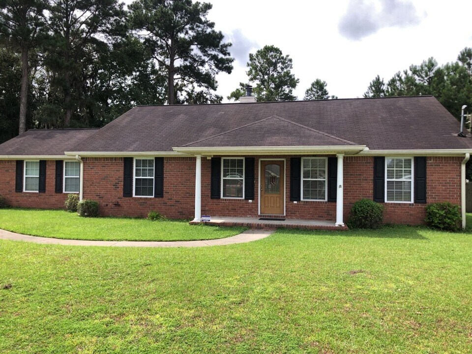 300 Lakeshore Dr in Midway, GA - Building Photo