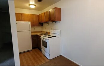 1045-1059 Richmond Rd in Painesville, OH - Building Photo - Interior Photo