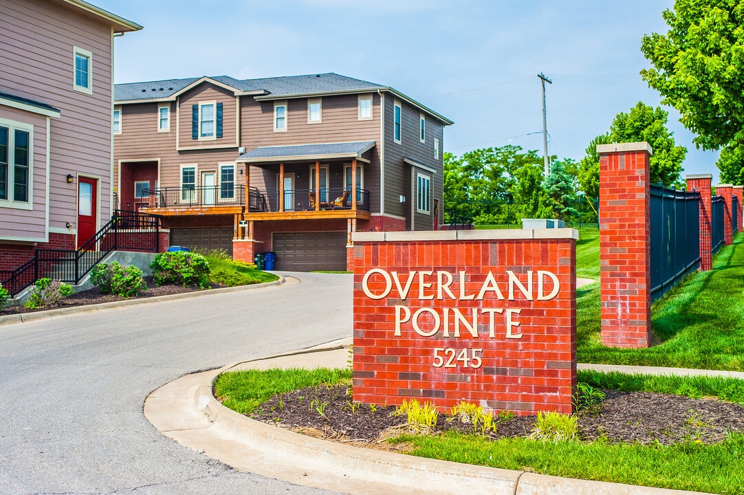 Overland Pointe Townhomes in Lawrence, KS - Building Photo