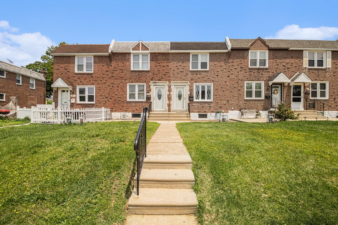 1075 Stratford Rd in Glenolden, PA - Building Photo