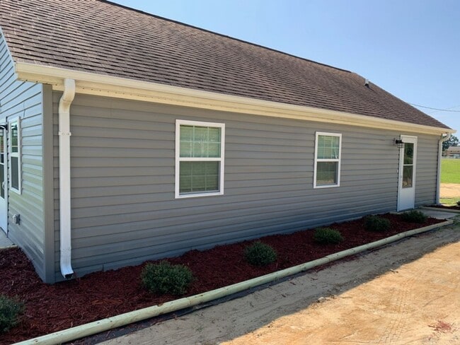 580 Hiawatha Rd in Pembroke, NC - Building Photo - Building Photo