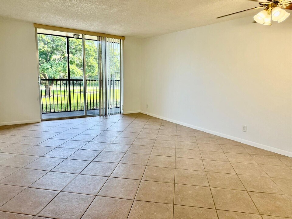 7173 Orange Dr in Davie, FL - Building Photo