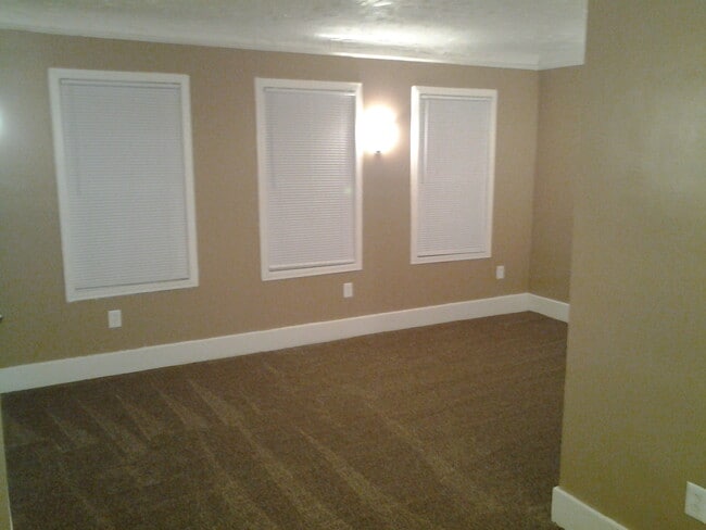 property at 3200 Glynn Ct