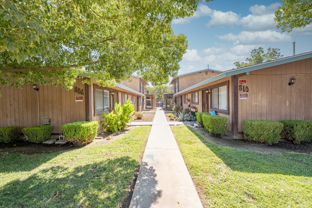 806 S Court St in Visalia, CA - Building Photo