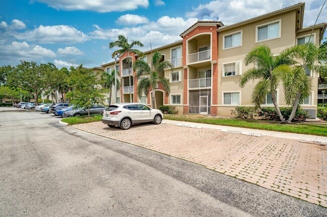 7085 Nova Dr, Unit 203 in Davie, FL - Foto de edificio - Building Photo