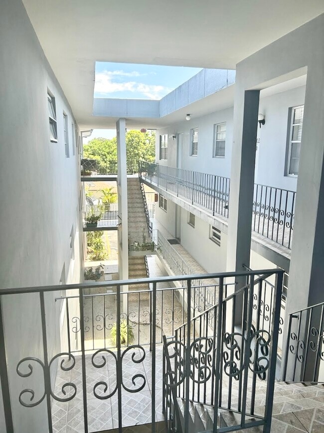 5100 W Flagler St, Unit 307 in Coral Gables, FL - Building Photo - Building Photo