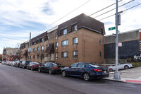 5906 B 38th Ave in Woodside, NY - Foto de edificio - Building Photo