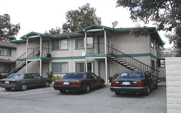 425 E 8th St in Gilroy, CA - Building Photo - Building Photo