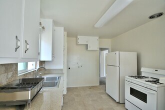 246 Culper Ct in Hermosa Beach, CA - Building Photo - Building Photo