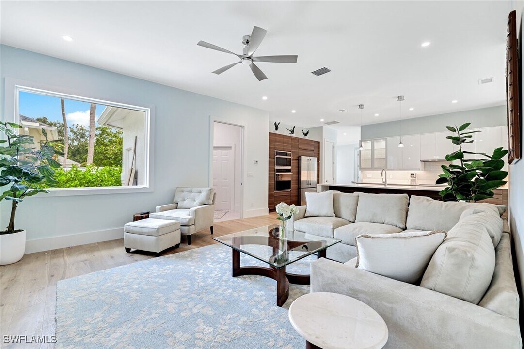 2515 Royal Palm Ct in Naples, FL - Building Photo