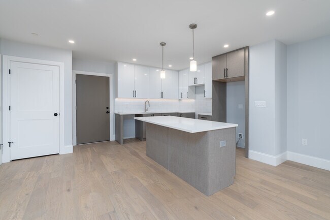 421-425 Market St in Brighton, MA - Building Photo - Interior Photo