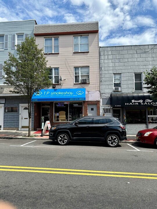1104 Summit Ave in Union City, NJ - Building Photo