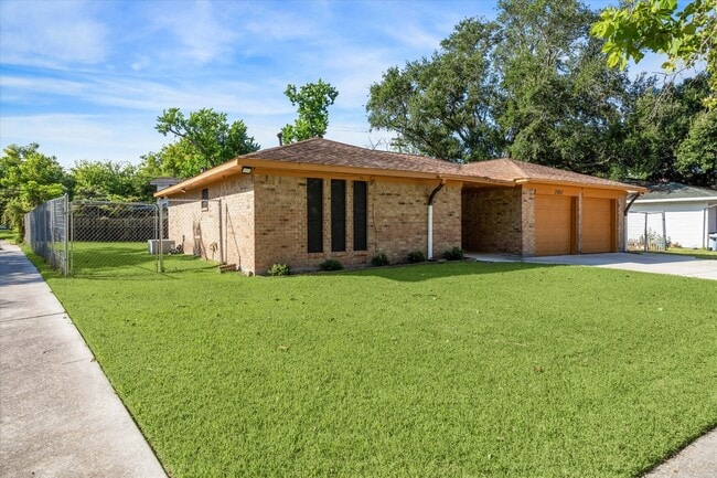 2002 Florida St in Baytown, TX - Building Photo - Building Photo