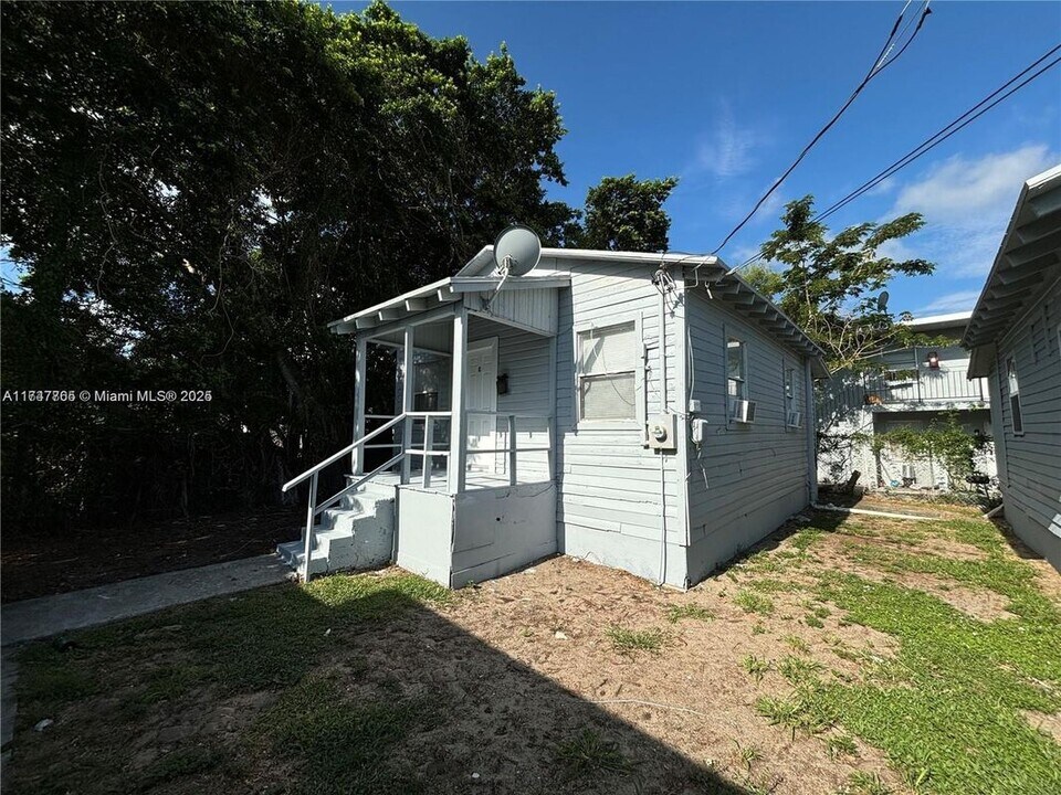 820 21st St in West Palm Beach, FL - Building Photo