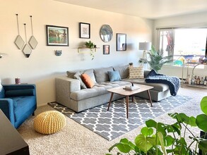 Raphael Court Apartments in Seattle, WA - Building Photo - Interior Photo