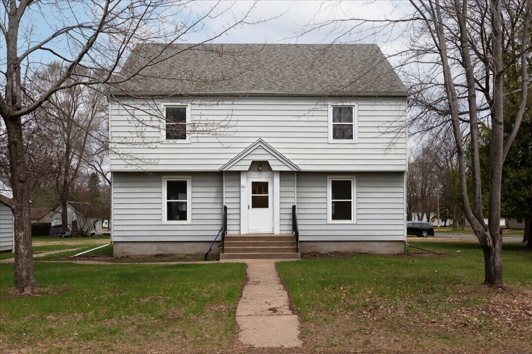221 22nd Ave E in Menomonie, WI - Building Photo