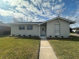 4802 Hannas Reef Dr in Bacliff, TX - Building Photo