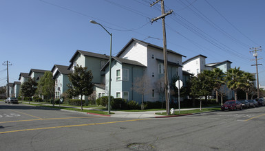 Chestnut Linden Court Apartments in Oakland, CA - Building Photo - Building Photo