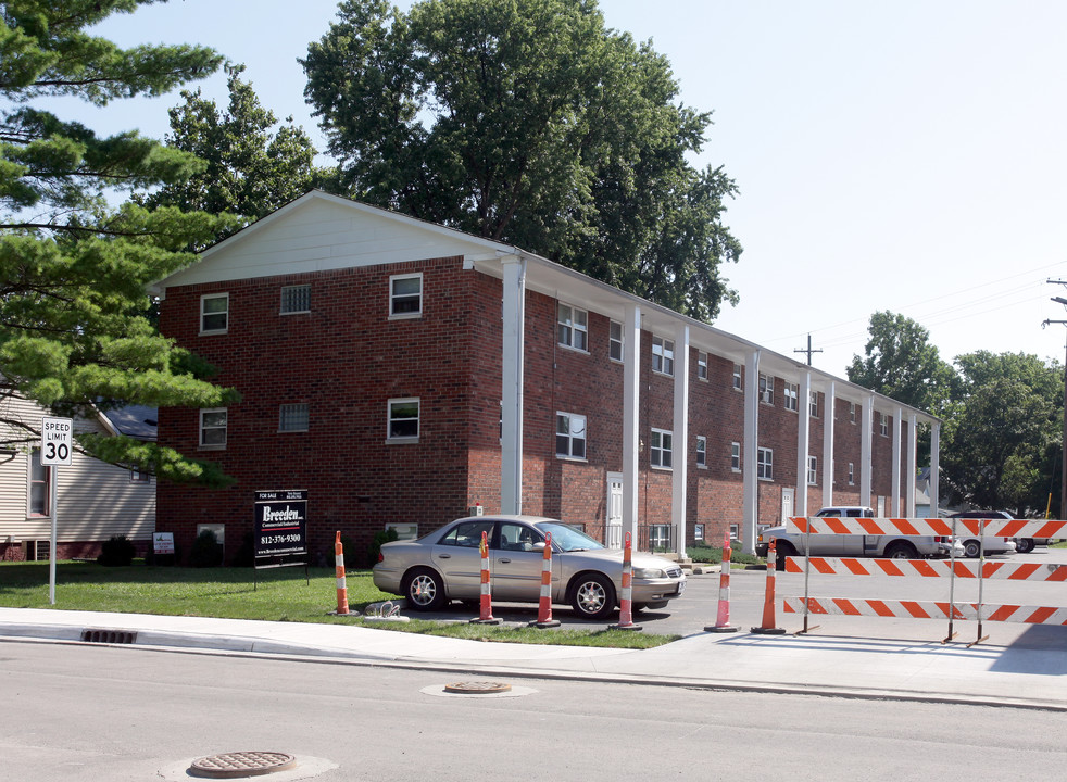 401 N Main St in Franklin, IN - Foto de edificio