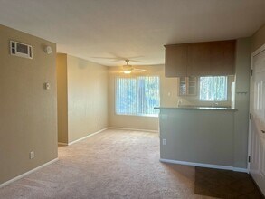 6333 College Grove Way in San Diego, CA - Foto de edificio - Building Photo