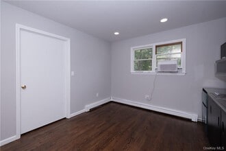 142 E Sunnyside Ln in Irvington, NY - Building Photo - Building Photo