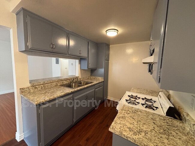 2504 N Naomi St in Burbank, CA - Foto de edificio - Building Photo